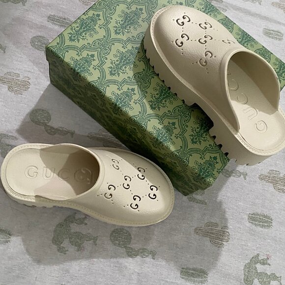 GUCCI Hollow Design Off-White Slippers - Picture 1 of 7